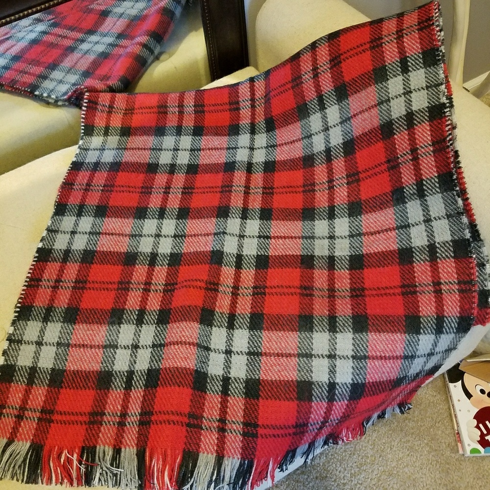 Limited blanket scarf